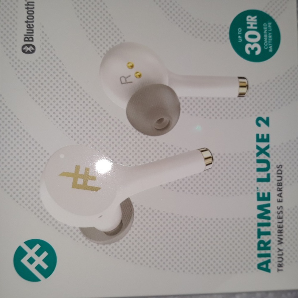 WIRELESS EAR BUDS White color metallic compact charging case AIR Pod NEW